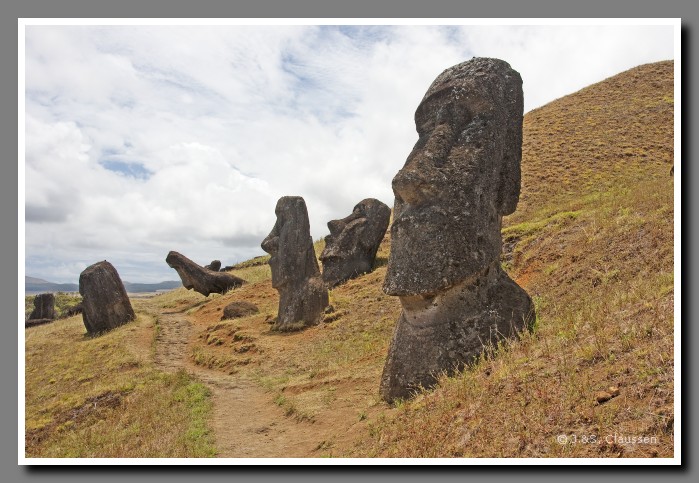 28_SC_Moais_von_Rano_Raraku_1594